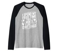 Paso mi Tiempo Libre con Azadas y Bolsas de Tierra Humor de jardinería Camiseta Manga Raglan