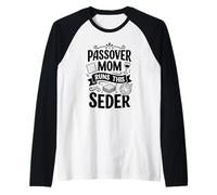 Passover Mom Runs This Seder Best Cooking Lover Mama Humor Camiseta Manga Raglan