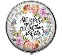 Pastillero con versículo bíblico con texto en inglés "She is far more precious than jewels", proverbios 31, pastillero de cristal