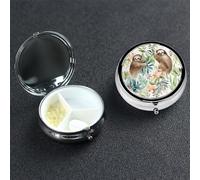 Pastillero de perezoso de acuarela con 3 compartimentos de metal, organizador de pastillas portátil de viaje para bolsillo o bolso, caja de medicina redonda decorativa, contenedor de vitaminas