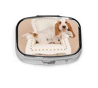 Pastillero lindo bronceado blanco Basset en sofá pastillero para bolsillo o monedero lindo pequeño contenedor de pastillas organizador de pastillas de viaje