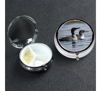 Pastillero pequeño organizador de medicamentos con 3 compartimentos, pastillero de pájaros loon para bolsillo o bolso, mini pastillero de metal, contenedor portátil para pastillas de viaje para