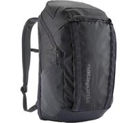 Esta mochila de tamaño medio de 32 litros de la colección Black Hole de Patagonia es una compañera versátil diseñada tanto para los desplazamientos diarios como para los viajes de aventura. Fabricada