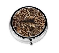 Patrón de leopardo. Este pequeño pastillero redondo es un organizador portátil de medicamentos de viaje con tres compartimentos para almacenar medicamentos diarios.