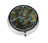 Pavo real fresco. Este pequeño pastillero redondo impreso es un organizador portátil de pastillas y vitaminas perfecto para bolsillos, bolsos y viajes.