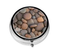Pebbles in The Beach Este pequeño pastillero redondo impreso es un organizador portátil de pastillas y vitaminas perfecto para bolsillos, bolsos y viajes.