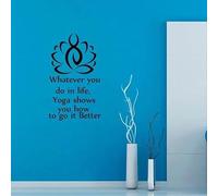 Pegatina de pared de postura de yoga: hagas lo que hagas en la vida. El yoga te muestra cómo hacerlo mejor. Cita calcomanías de pared 42x50cm