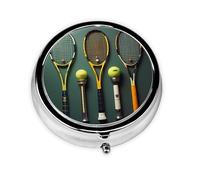 Pelotas de tenis y raquetas. Este pequeño pastillero redondo impreso es un organizador portátil de pastillas y vitaminas perfecto para bolsillos, bolsos y viajes.