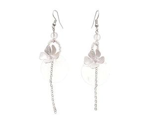 Pendientes de gancho con flecos en forma de concha con un estilo único e individualista, dirigidos a un nicho de mercado