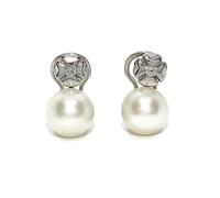 Pendientes tu y yo para mujer de oro blanco de 18k con 0.10 cts de diamantes y perla cultivada tipo de 9.00 mm.