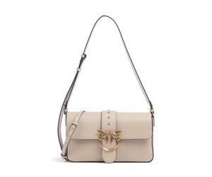 Perfecta para elevar tu estilo diario, la bandolera Pinko Classic Slouchy combina cuero granuloso de lujo con un suave forro de algodón para una calidad inigualable. Diseñada pensando en la versatilid