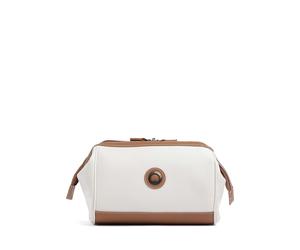 Perfecta para la organización diaria y los viajes, esta bolsa de aseo premium de Delsey Paris combina estilo y sostenibilidad. Fabricada con poliéster reciclado suave, ofrece un diseño ligero pero res