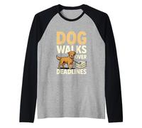 Perro Camina sobre plazos Oficina Remoto Trabajador Profesional Camiseta Manga Raglan