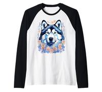 Perro Malamute de Alaska rodeado de nomás olvides Camiseta Manga Raglan
