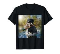Perro negro Labrador Retriever cazando patos en un estanque. Camiseta