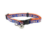 Pets First NBA NY Knicks - Collar de gato ajustable para gatos con nombre y logotipo del equipo con licencia y nombre del equipo. Collar de baloncesto deportivo con bola de metal Jingle Bell, color del equipo (KNX-5010)