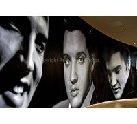 Photograph Un 18 ''x12'' fotográfico impresión DE Elvis Presley la Graceland exposición con Elvis en el O2, Londres, Inglaterra Paisaje color foto lienzo impresión. Fotografía por Andy Evans fotos