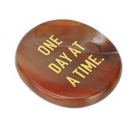 Piedra de preocupación de chakras, piedra inspiradora para mujeres fuertes y madres que necesitan aliento (ágata roja)