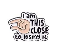Pin con texto en inglés "I Am This Close To Losing It", talla única, Metal