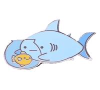 Pin de pecera: pez dorado y tiburón esmaltado