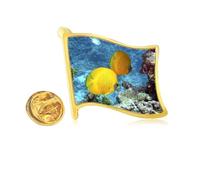 Pin de solapa con bandera de metal dorado con diseño de peces y océano