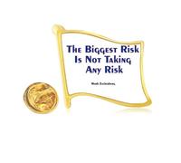 Pin de solapa con bandera de metal dorado con texto en inglés "The Biggest Risk Is Not Taking Any Risk"