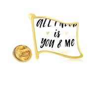 Pin de solapa de metal dorado con cita "All I Need Is You And Me"