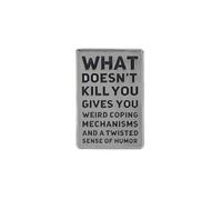 Pin esmaltado con cita famosa "What Doesn't Kill You" gives You Weird Coping Mechanisms and a Twisted Sense of Humor - Broche de metal de acero inoxidable