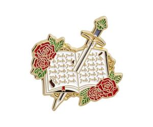Pin esmaltado de libro y espada con decoración de rosas, broche temático literario para los amantes de los libros
