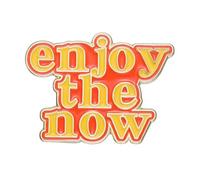 Pin esmaltado Enjoy the Now | Pin de solapa con cita positiva | Regalo de inspiración retro para amigos y coleccionistas (3 x 2,2 cm)