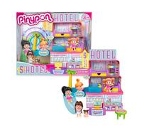 PIN Y PON - Hotel 5 Estrellas, Playset de Hotel con 2 Figuras, Accesorios de Hotel Incluidos, Hotel Compuesto por una Recepción, Buffet, Habitación Familiar y Suite, Niños +4 años, Famosa (PNY74000)