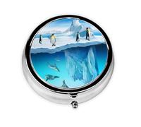 Pingüinos en el iceberg Este pequeño pastillero redondo impreso es un organizador portátil de píldoras y vitaminas, perfecto para bolsillos, bolsos y viajes.