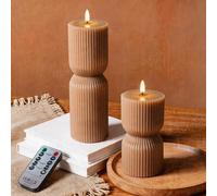 PinnWaa 2 Velas LED Sin Llama con Temporizador y Mando a Distancia, Velas de Pilar Estriadas Diseño Reloj de Arena, Funcionan con Pilas, Cera Real, Llama Parpadeante, Elegante Decoración - Marrón