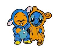 Pin's Wiinie Ourson y/o Stitch, Pin de solapa de dibujos animados clásicos, accesorios de 2 modelos para elegir, Winnie con flores, o duo Winnie Stich, amarillo azul, 4 X 4.3 Centimètres, Esmalte