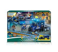 Pinypon Action - Super Camión de Policia, vehículo de juguete con luces 3 en 1, contenedor y escenario de juego, 1 moto, 1 mini helicóptero, 2 figuras, policía y preso y accesorios, Famosa (700017344)