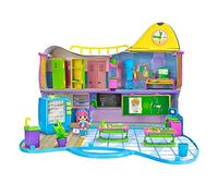 Pinypon - Instituto Nueva York, Recrea Escenas de la Serie PINY, Clase de Instituto, Zona de Descanso y Despacho de la Directora con Accesorios, Forma de Maletín, Famosa (PNP03000)