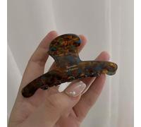 Pinza de pelo centrada en el temperamento para mujer que incorpora elementos de diseño de tiburón en una interpretación refinada y no literal para un atractivo maduro (azul y marrón)