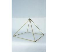 Pirámide cobre para meditar dorada. Descubre la serenidad, armonía con nuestra Pirámide de Meditación de Cobre. De cobre hueco, muy ligera para meditar. Ángulo 51 grados base cuadrada 25,5 cm.