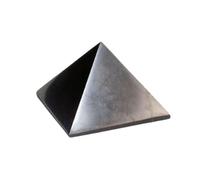 Pirámide de Shungita pulida. Su origen es de Karelia, Rusia. Disponemos de dos tamaños: 6 cm y 9 cm. (6 cm)