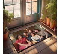 PKRD Divertido felpudo al aire libre con texto en inglés "A Family Of Five Is Sitting Together On A Couch In A Cozy Living Room" (65 x 90 cm)