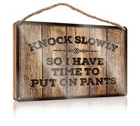 Placa colgante de madera con texto en inglés «Knock Slowly So I Have Time To Put On Pants», letrero de madera para exteriores y decoración de amigos para el hogar (23 x 35 cm)