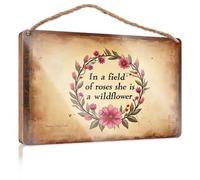 Placa de madera al aire libre para porche con texto en inglés "In A Field Of Roses She Is A Wildflower", pósteres colgantes de madera de verano para habitación de niños (20 x 30 cm)
