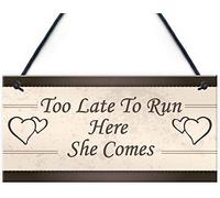 Placa de madera con texto en inglés "Too Late to Run Here She Comes para decoración de boda, estilo Shabby Chic Novia Novia Novio Recepción Regalo Mr and Mrs Couple Gifts 30,5 x 15,2 cm (XXQ104)