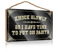 Placa de madera para exteriores con texto en inglés «Knock Slowly So I Have Time To Put On Pants» (20 x 30 cm)