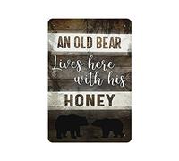 Placa de metal con texto en inglés "An Old Bear Lives Here with His Honey Brown Wood" (Un viejo oso vive aquí con su miel), placa de metal para colgar, pintura de hierro, retro, para el hogar, cocina
