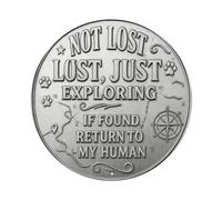 Placa de metal con texto en inglés "Not Lost Just Exploring"