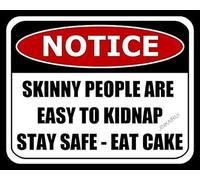 Placa de metal con texto en inglés "Skinny People are Easy to Kidnap Stay Safe Eat Cake", 30,5 x 20,3 cm
