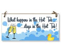 Placa de pared colgante de madera hecha a mano con texto "What Happens in the Hot Tub"