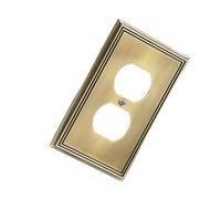 Placa frontal de de corriente con decoración, Spec A | Acabado galvanizado, aberturas dispuestas verticalmente, puntos de sujeción centrales, detalle decorativo de