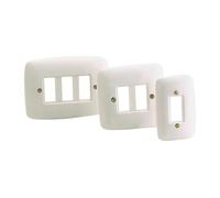 Placa pequeña de 3 elementos, solera resistente, ideal para instalaciones eléctricas y conexiones seguras.